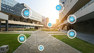 Private Campus Networks with 5G and IoT Campus building with 4G, 5G, IoT and WLAN icons representing private network connectivity.
